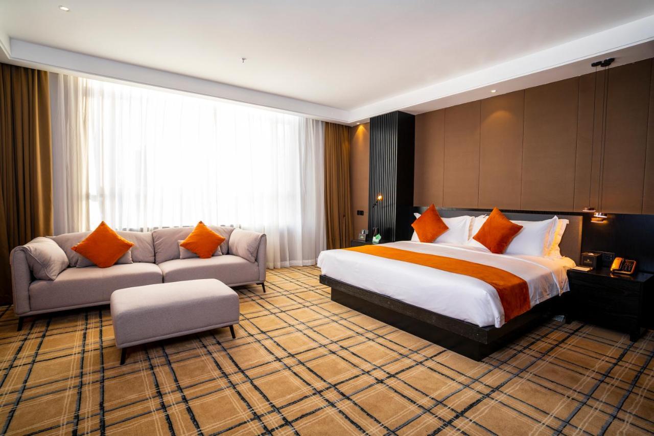 Ocean Hotel Phnom Penh Exterior photo