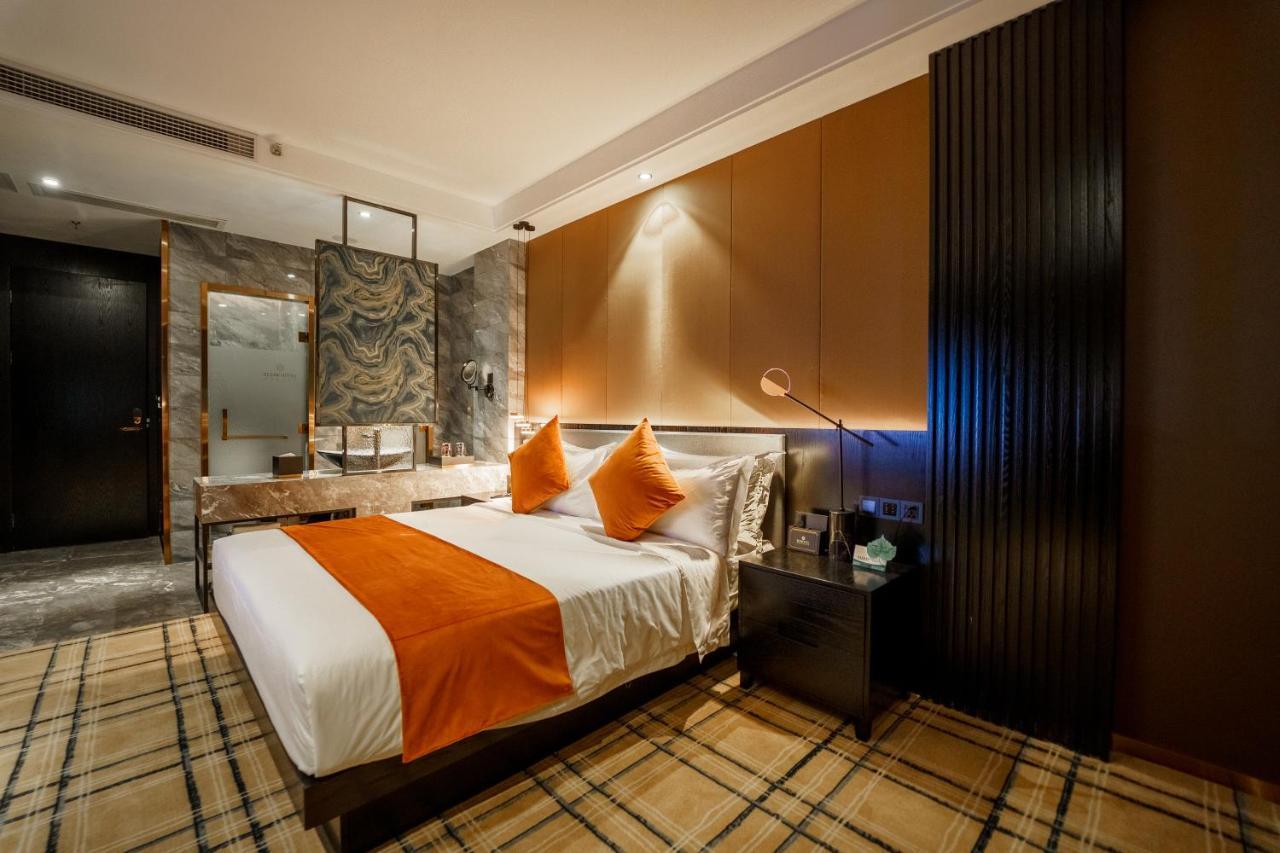Ocean Hotel Phnom Penh Exterior photo