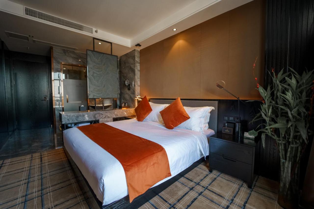 Ocean Hotel Phnom Penh Exterior photo