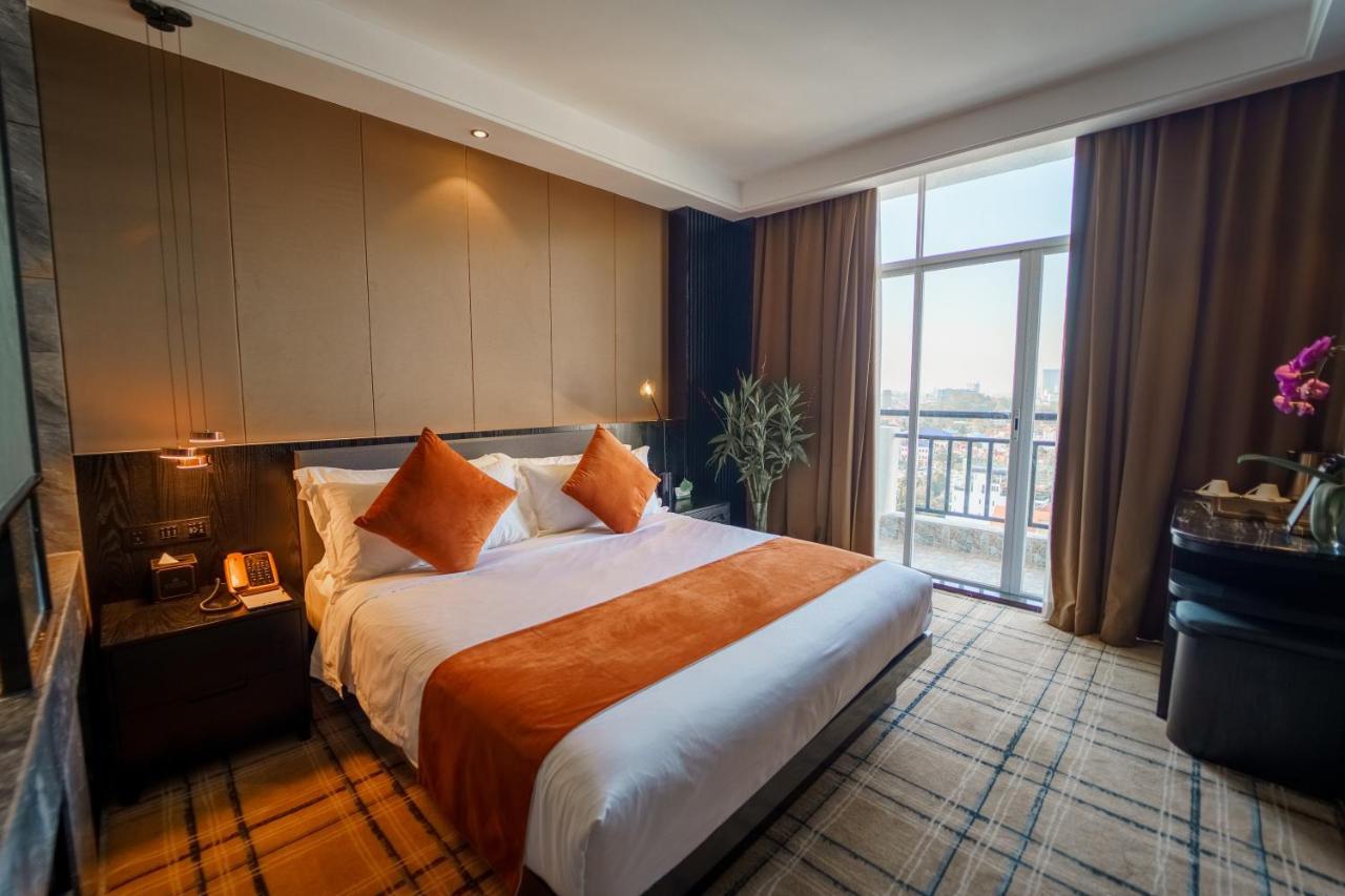 Ocean Hotel Phnom Penh Exterior photo